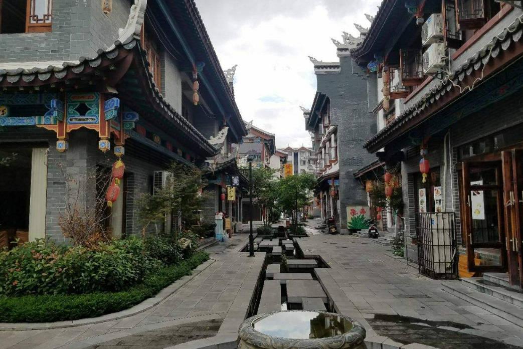“间歇性踌躇满志，持续性混吃等死”的哲学分析